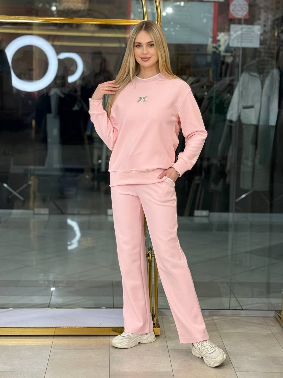 Conjunto con logotipo M