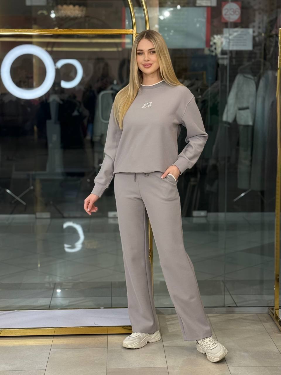 Conjunto con logotipo M