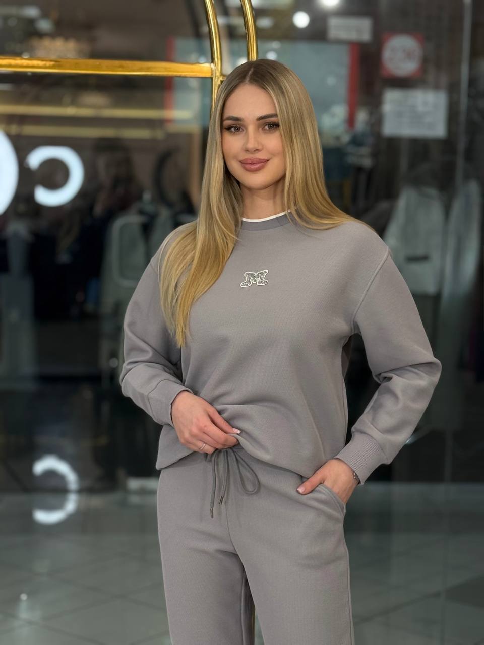 Conjunto con logotipo M