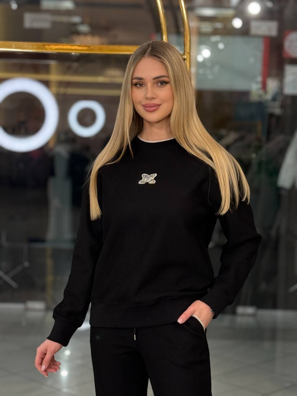 Conjunto con logotipo M