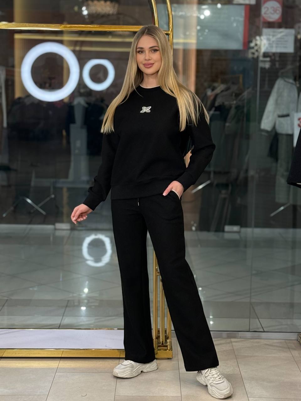 Conjunto con logotipo M