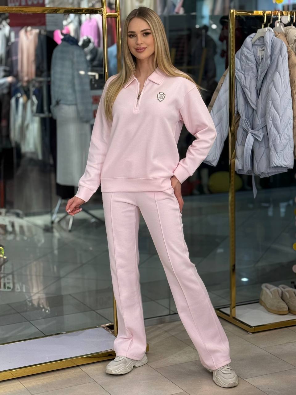 Conjunto con cierre y escudo