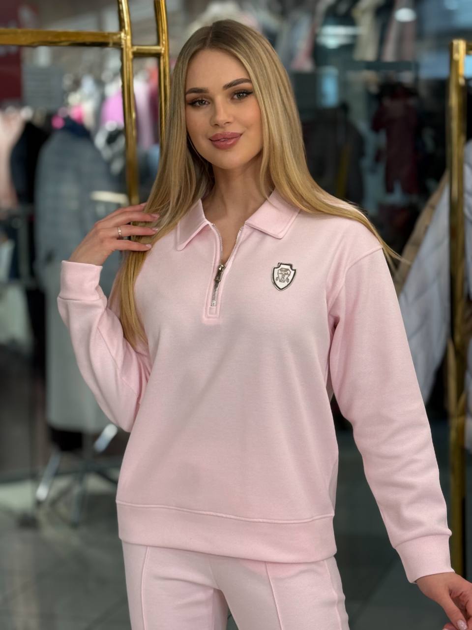 Conjunto con cierre y escudo