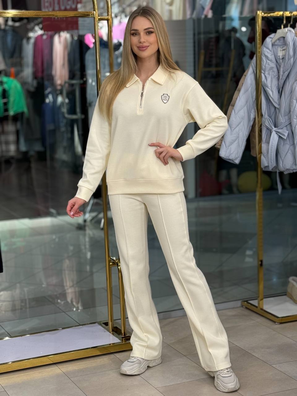 Conjunto con cierre y escudo