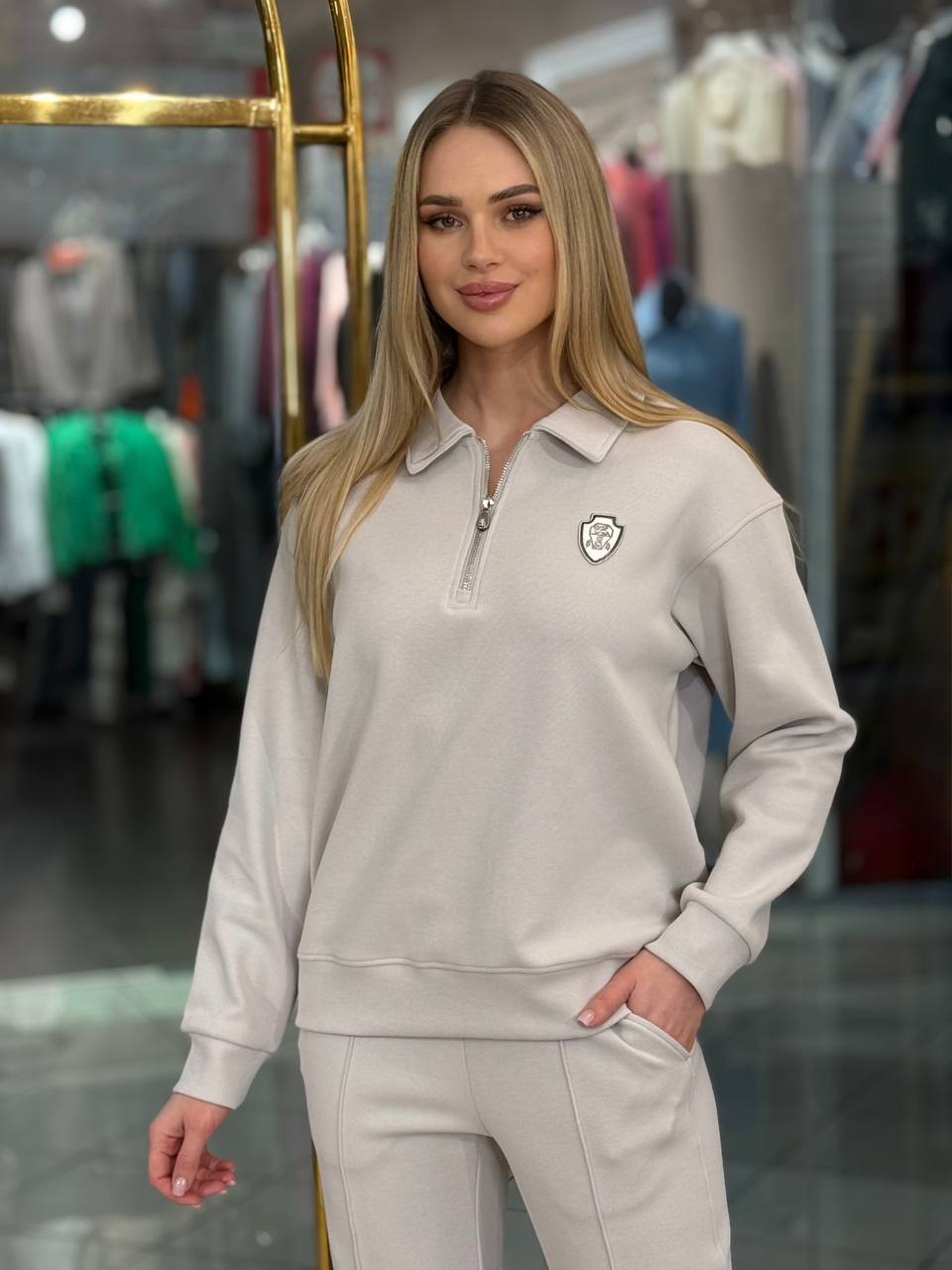 Conjunto con cierre y escudo