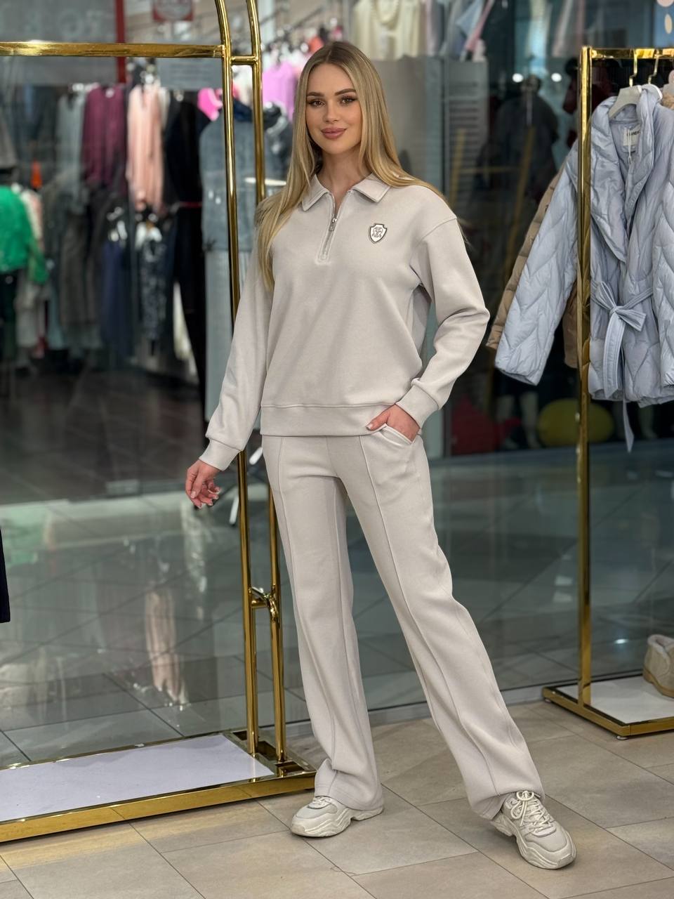 Conjunto con cierre y escudo