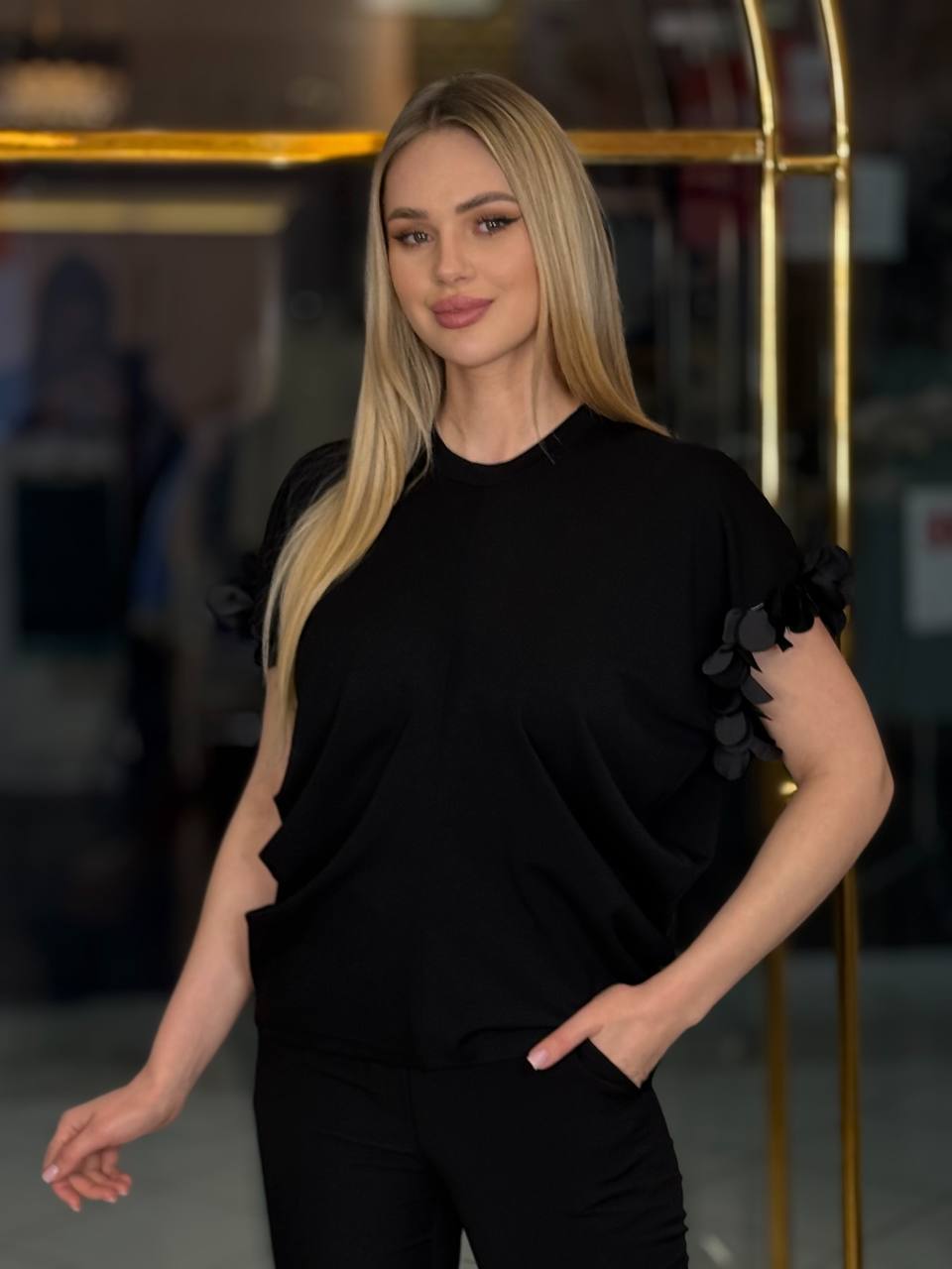 Camiseta con manga tipo pétalo