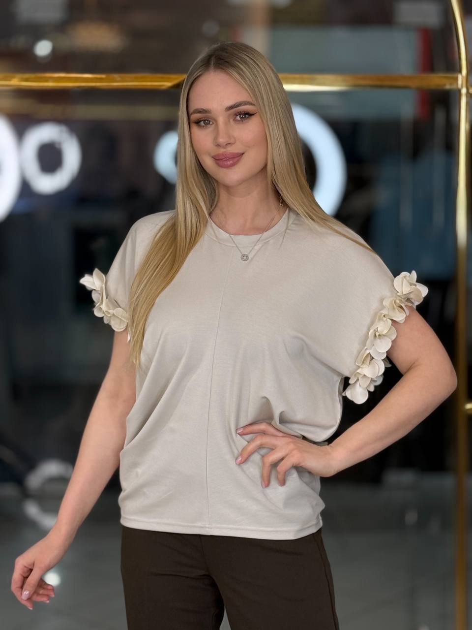 Camiseta con manga tipo pétalo