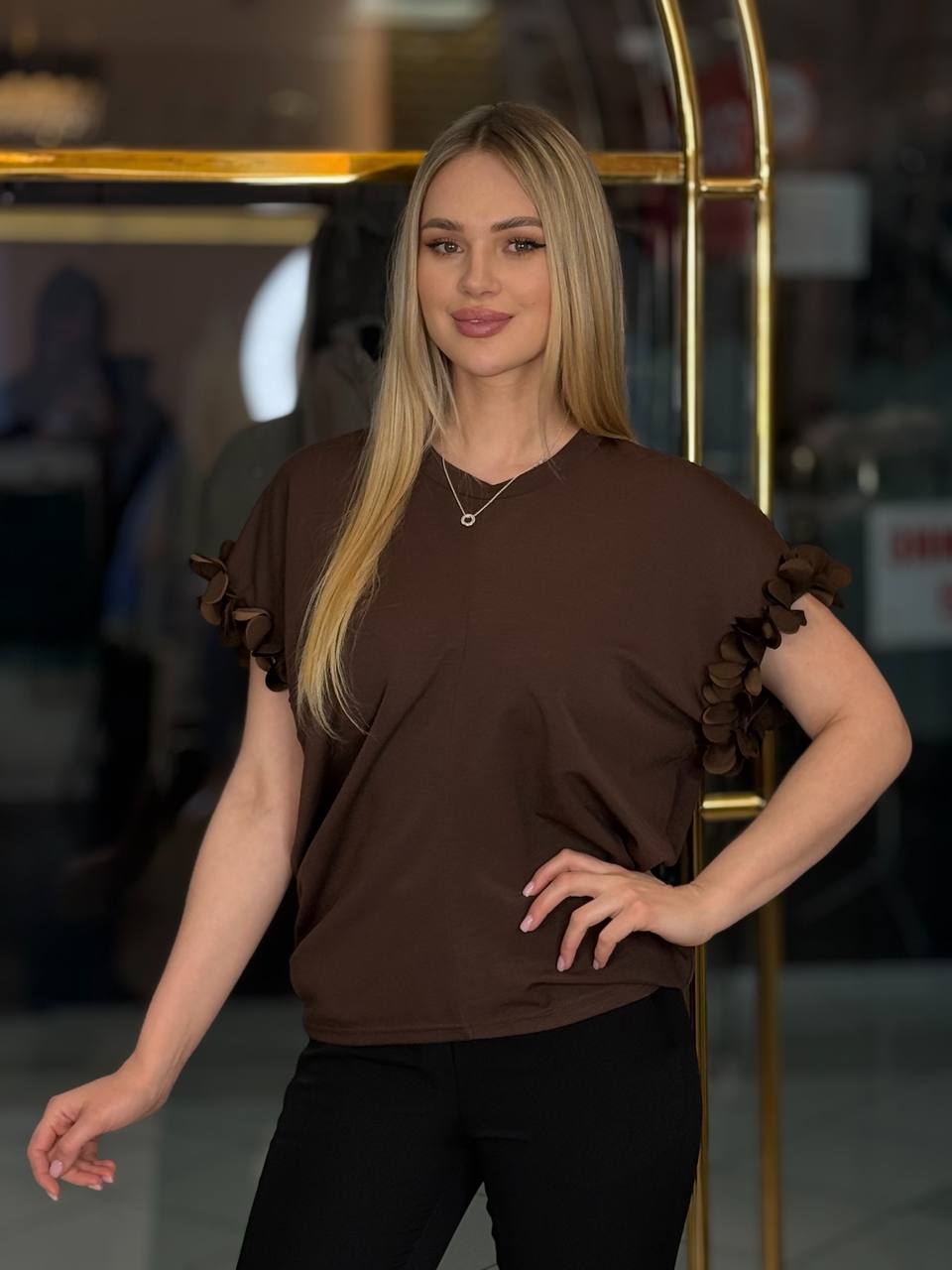 Camiseta con manga tipo pétalo