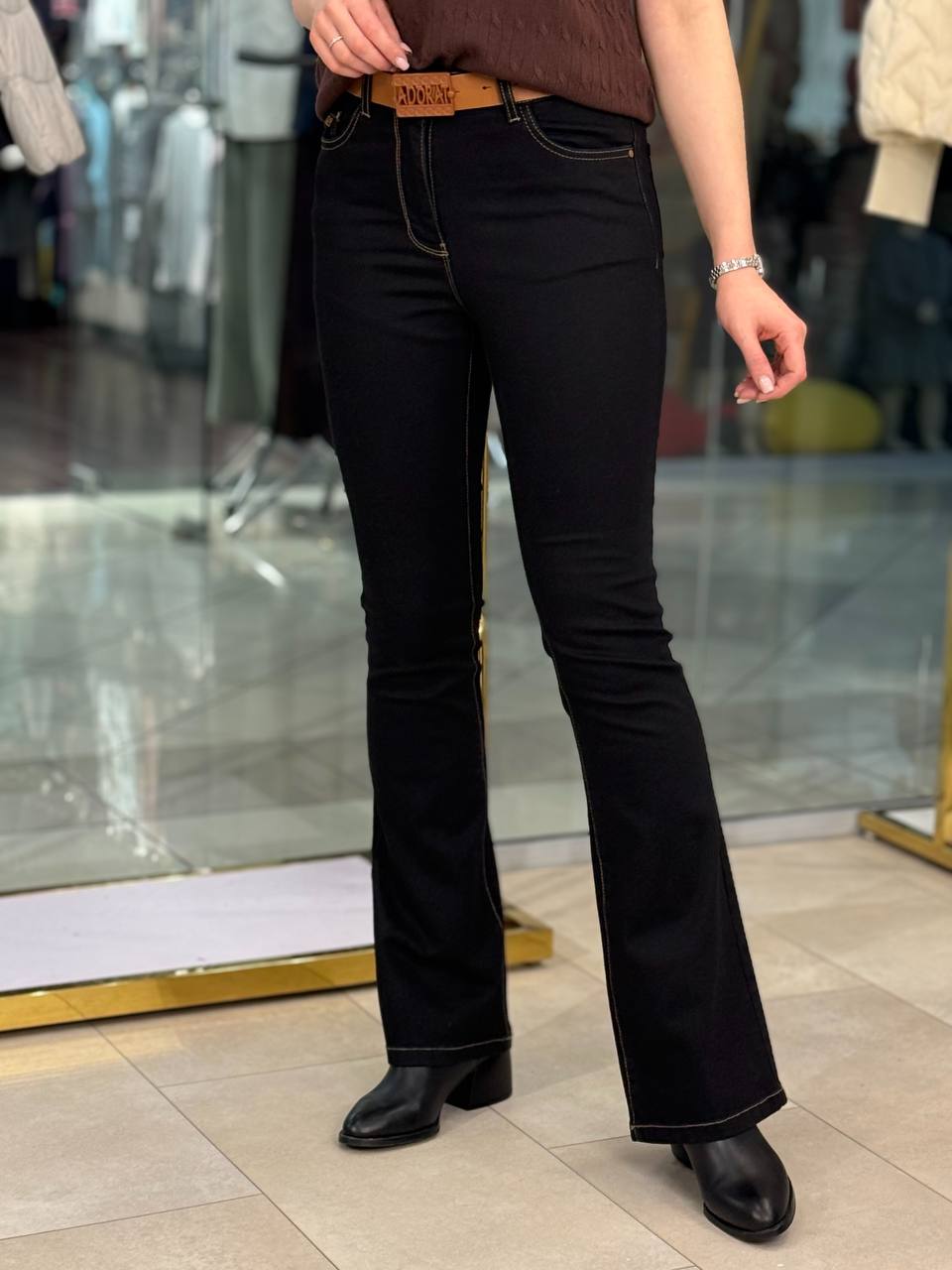 Jeans de corte recto y pierna acampanada