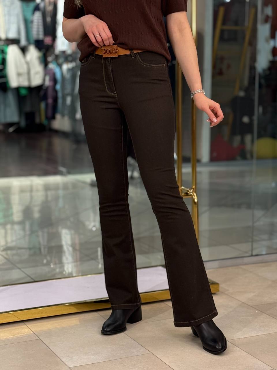 Jeans de corte recto y pierna acampanada