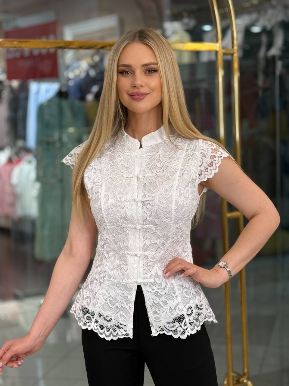 Camisa  de encaje elegante.
