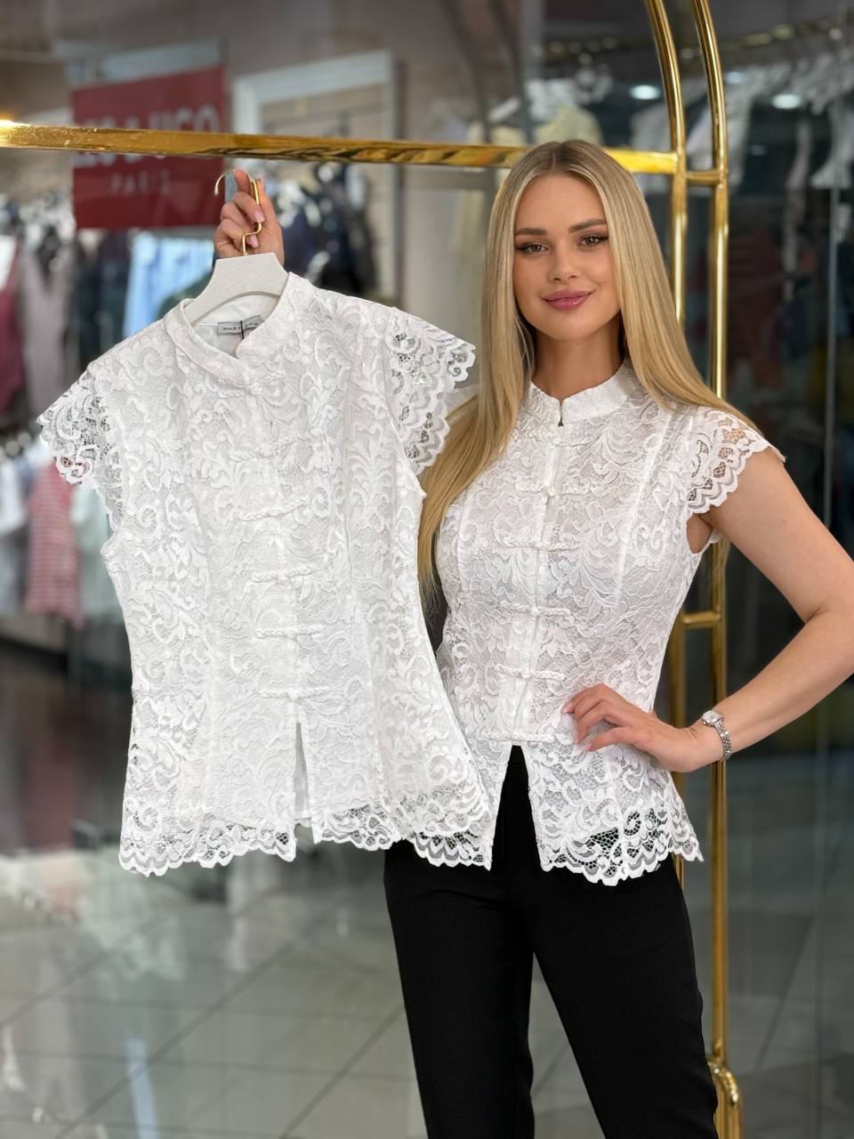 Camisa  de encaje elegante.