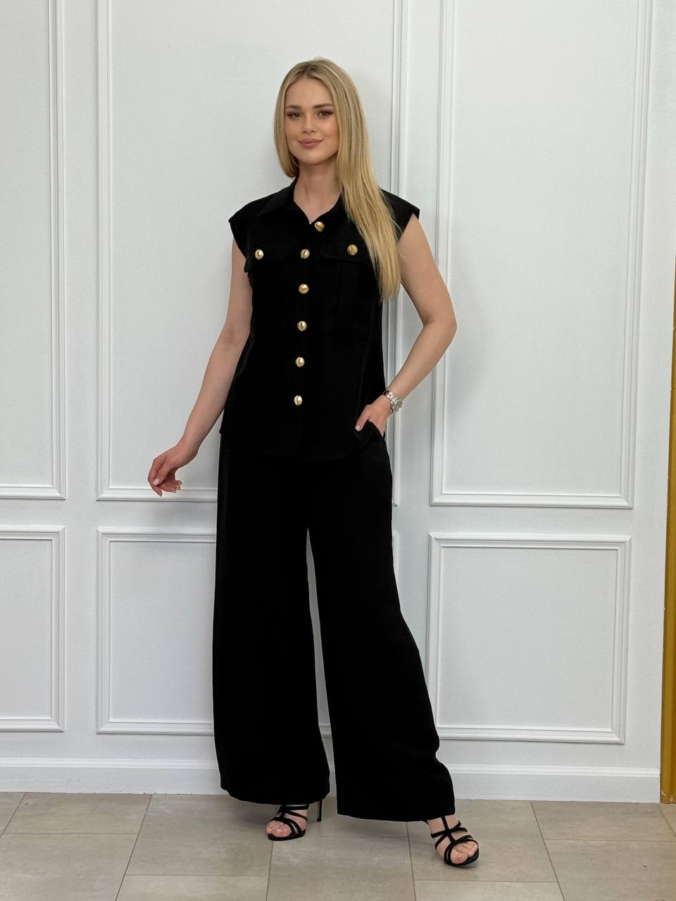 Conjunto con botones dorados.