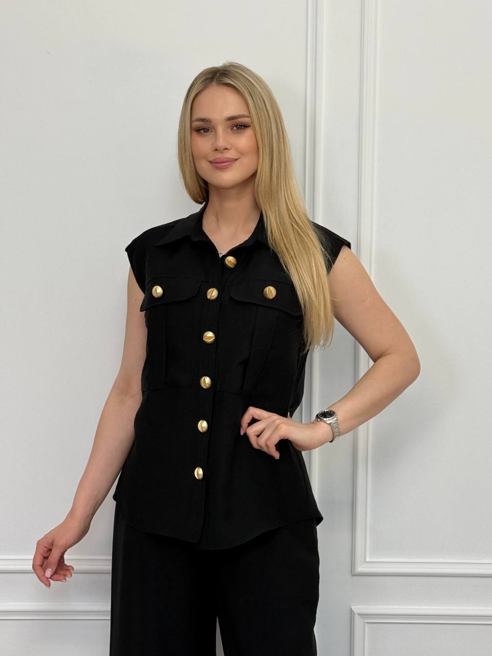 Conjunto con botones dorados.