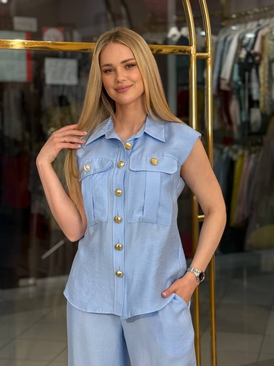 Conjunto con botones dorados.