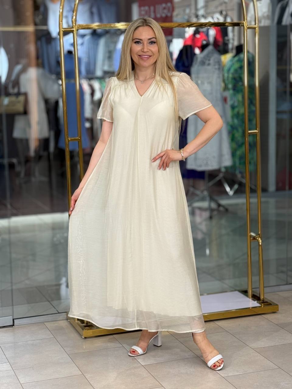 Vestido con escote pronunciado.