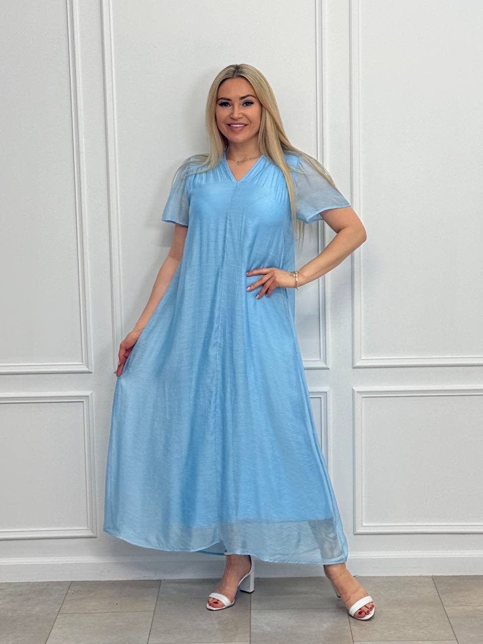 Vestido con escote pronunciado.