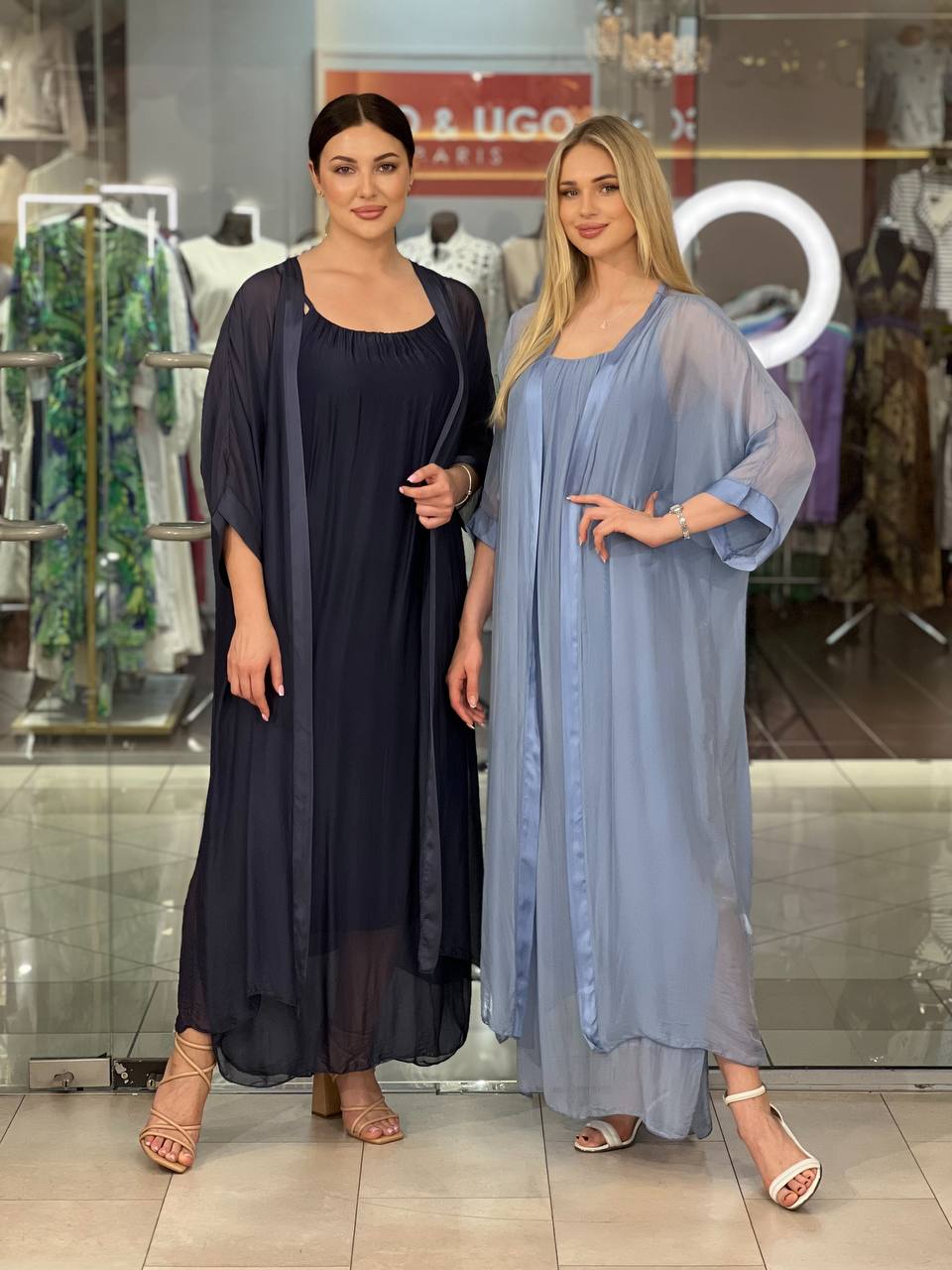 Vestido con capa de dos piezas.