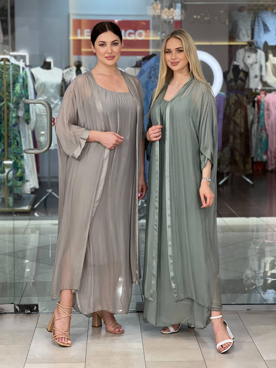 Vestido con capa de dos piezas.