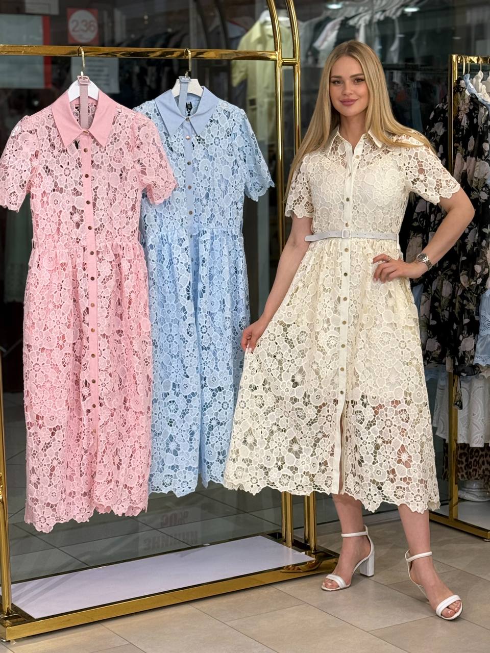 Vestido Encaje Cuello con Cinturón.