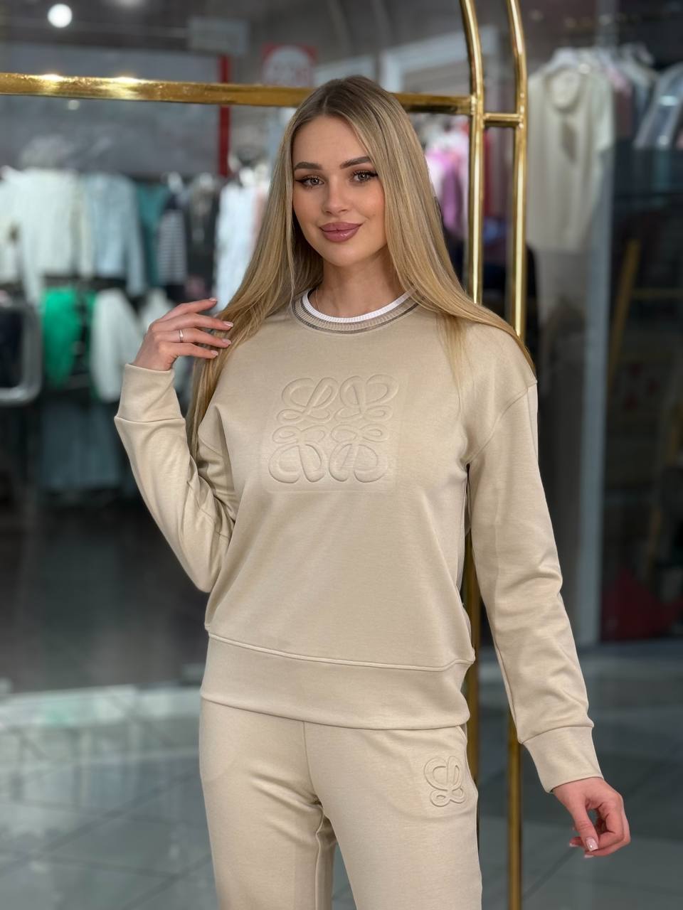 Conjunto con cremallera y rayas.