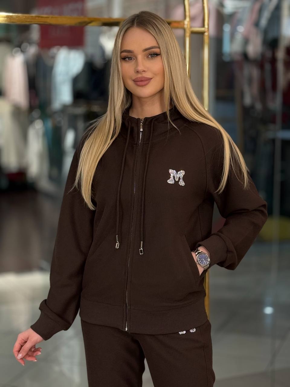 Conjunto con capucha y logo M