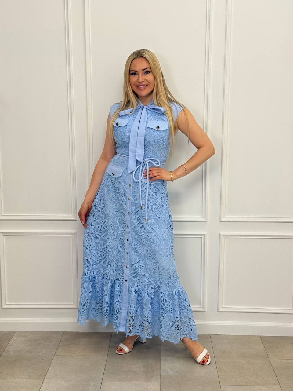 Vestido de Encaje con Lazo.