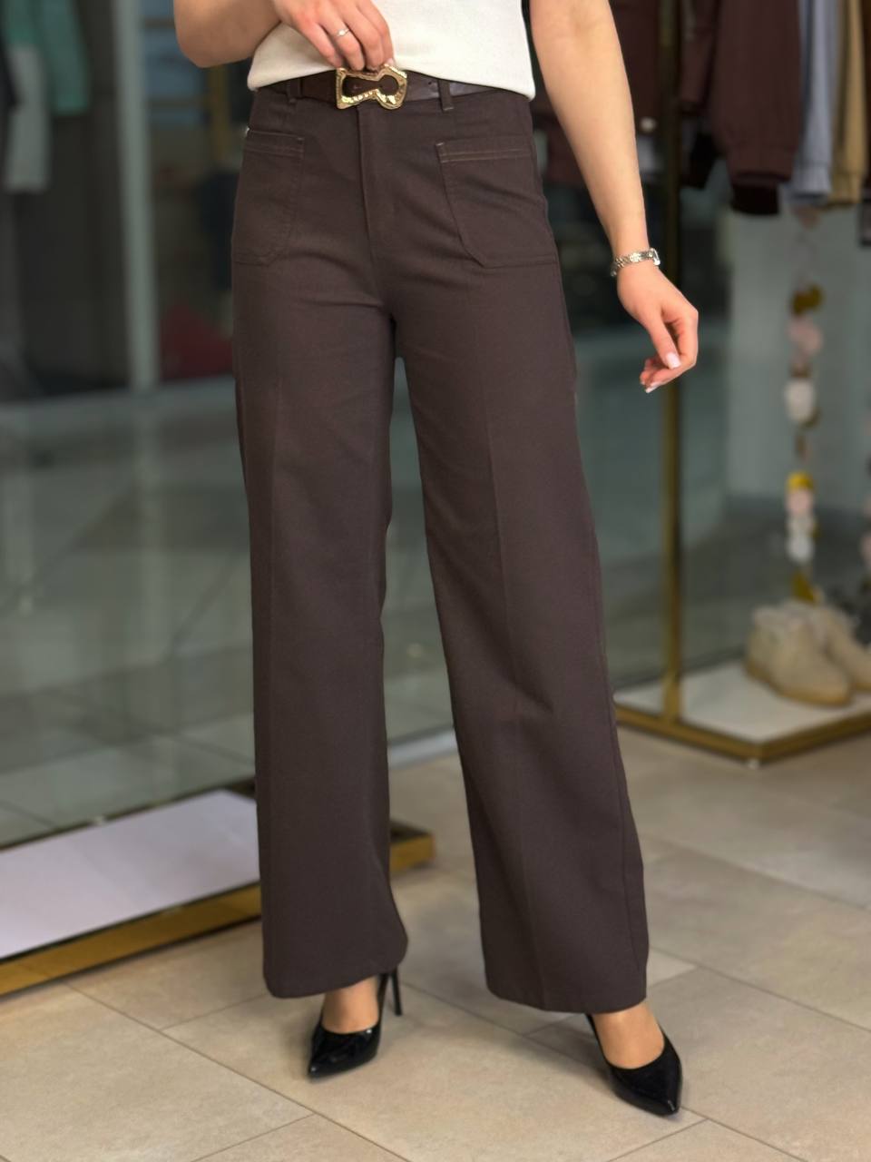Jeans con cinturón y bolsillos delanteros.