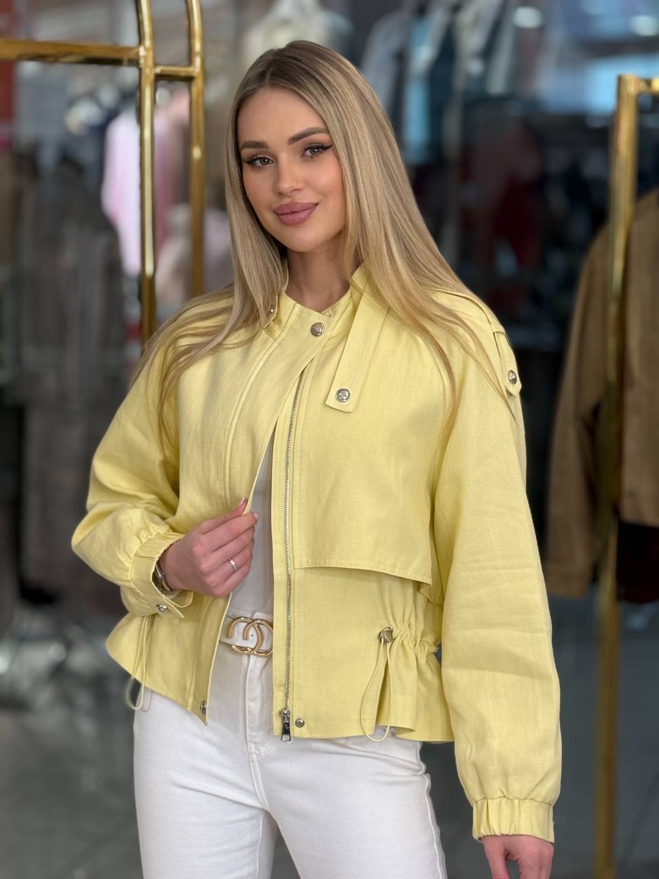 Trench de lino con botón dorado