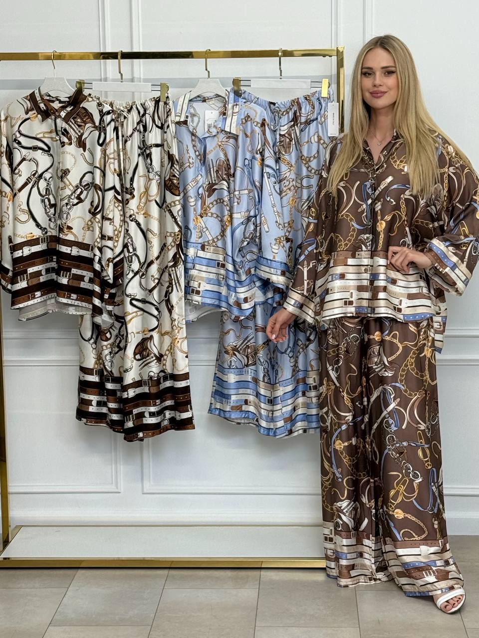 Conjunto Bella con estampado de cadenas.