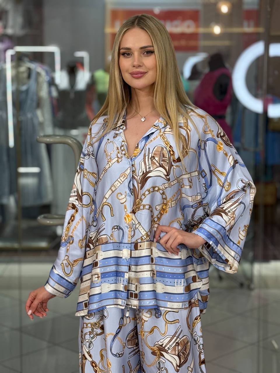 Conjunto Bella con estampado de cadenas.