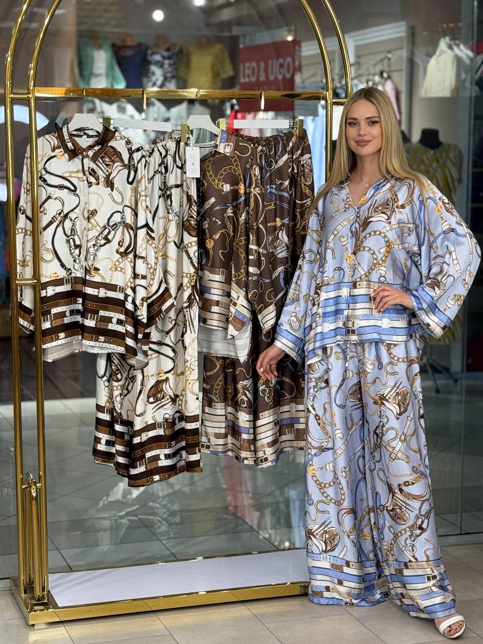 Conjunto Bella con estampado de cadenas.