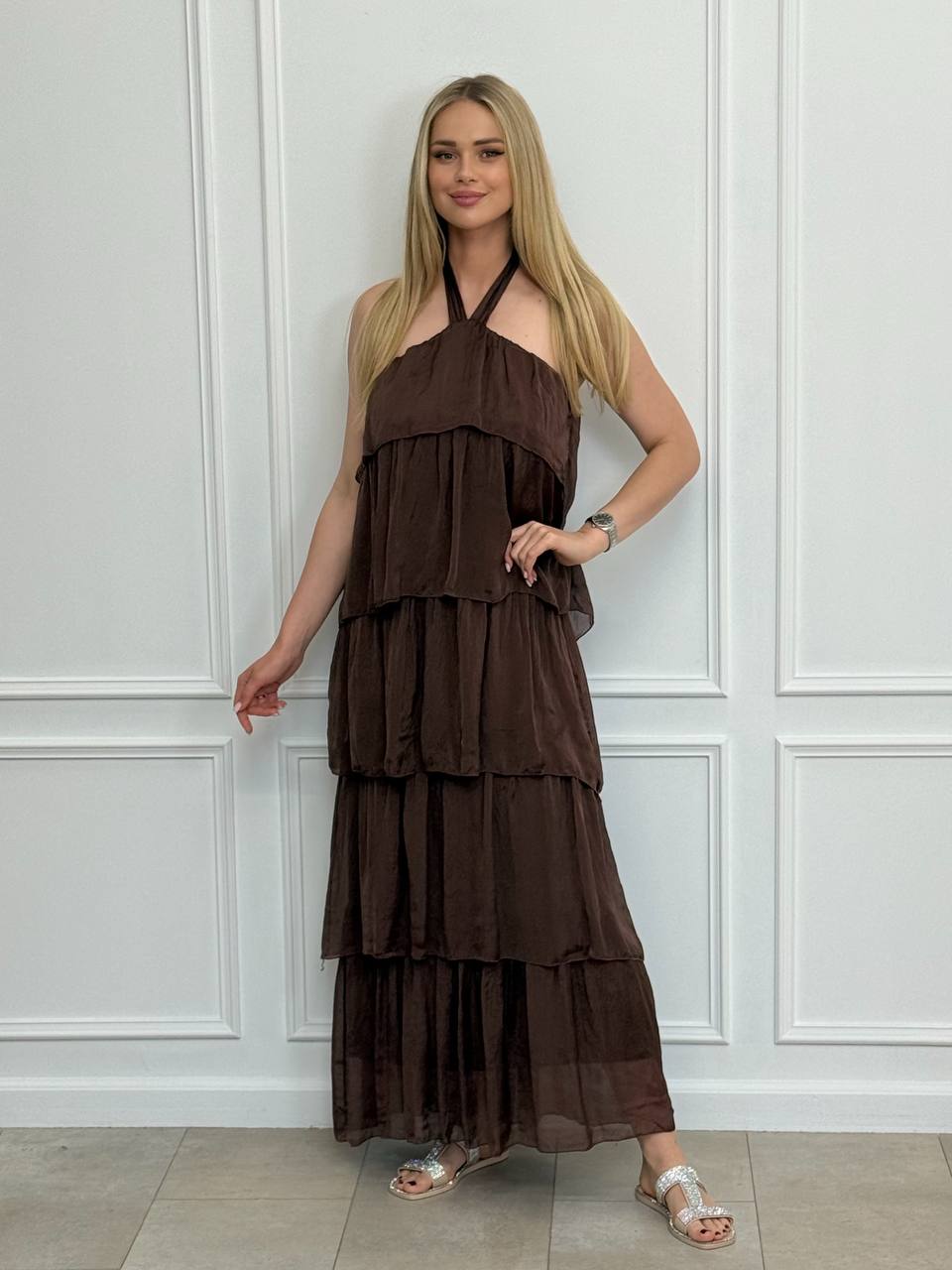 Vestido largo de seda con volantes y cuello anudado.