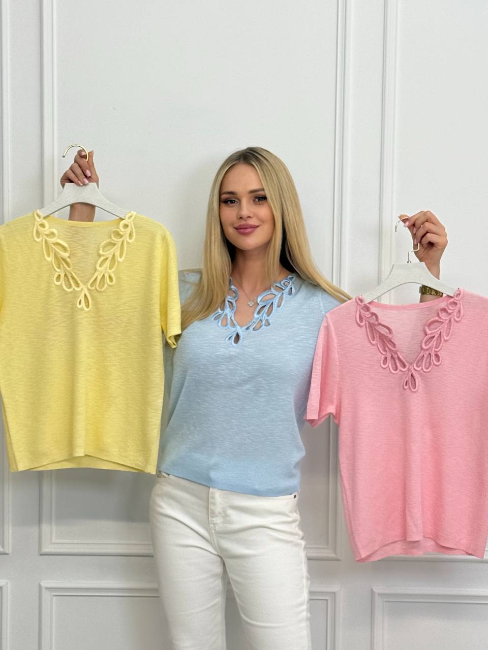 Camiseta con escote de pétalos.
