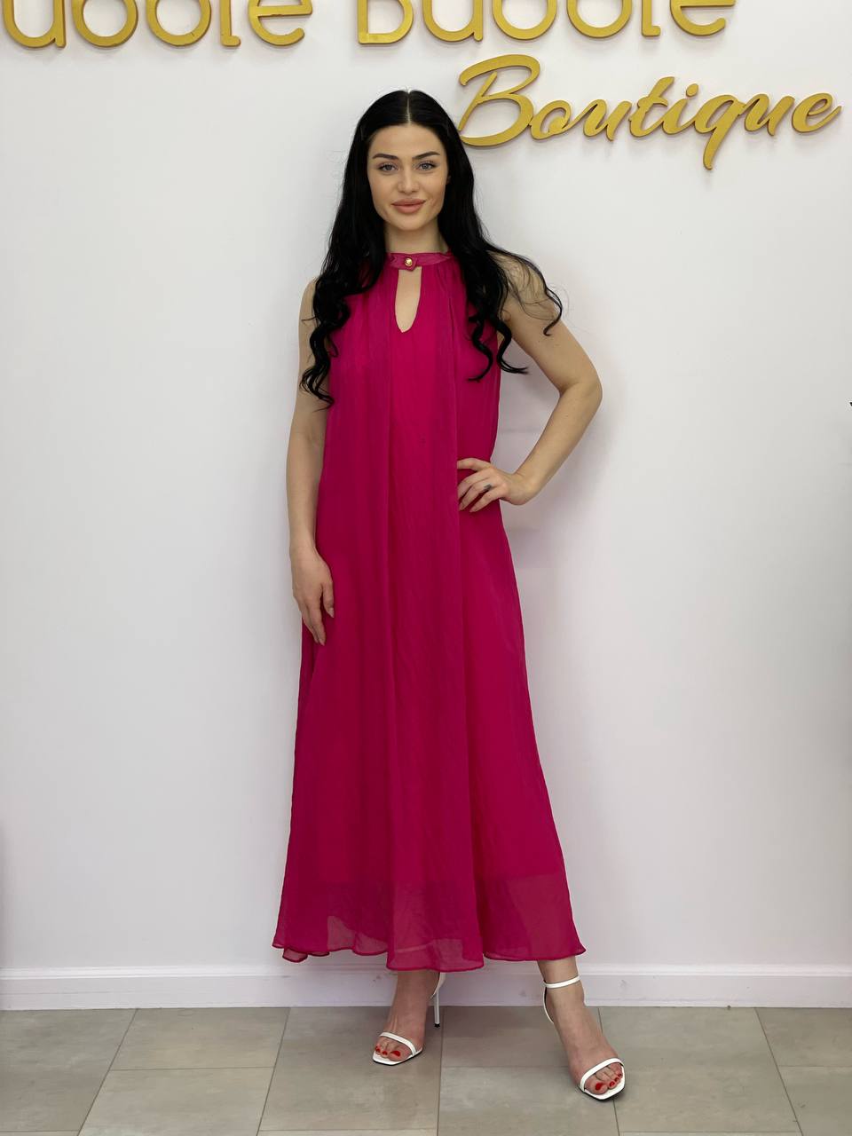 Vestido maxi de gasa con cuello halter.