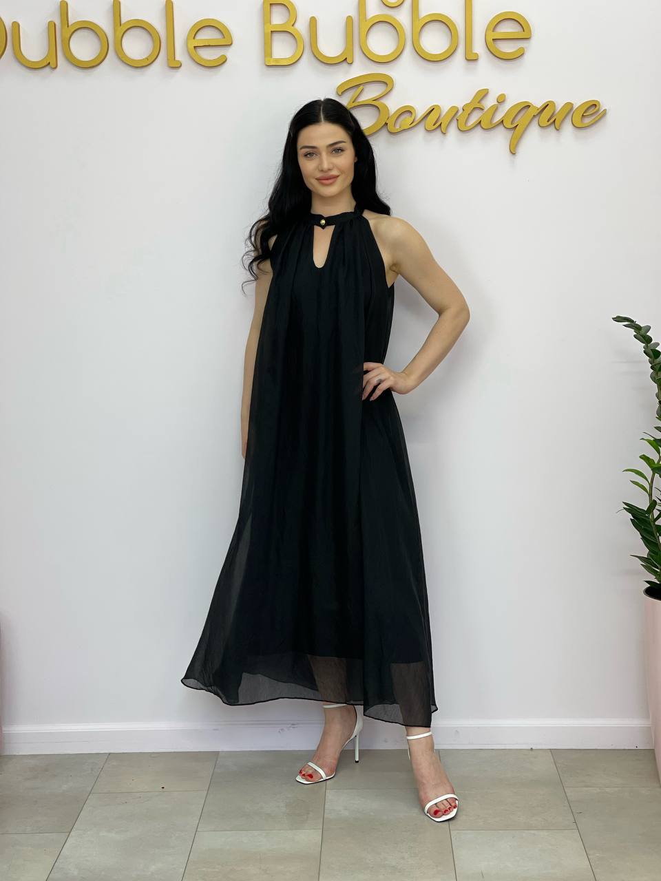 Vestido maxi de gasa con cuello halter.