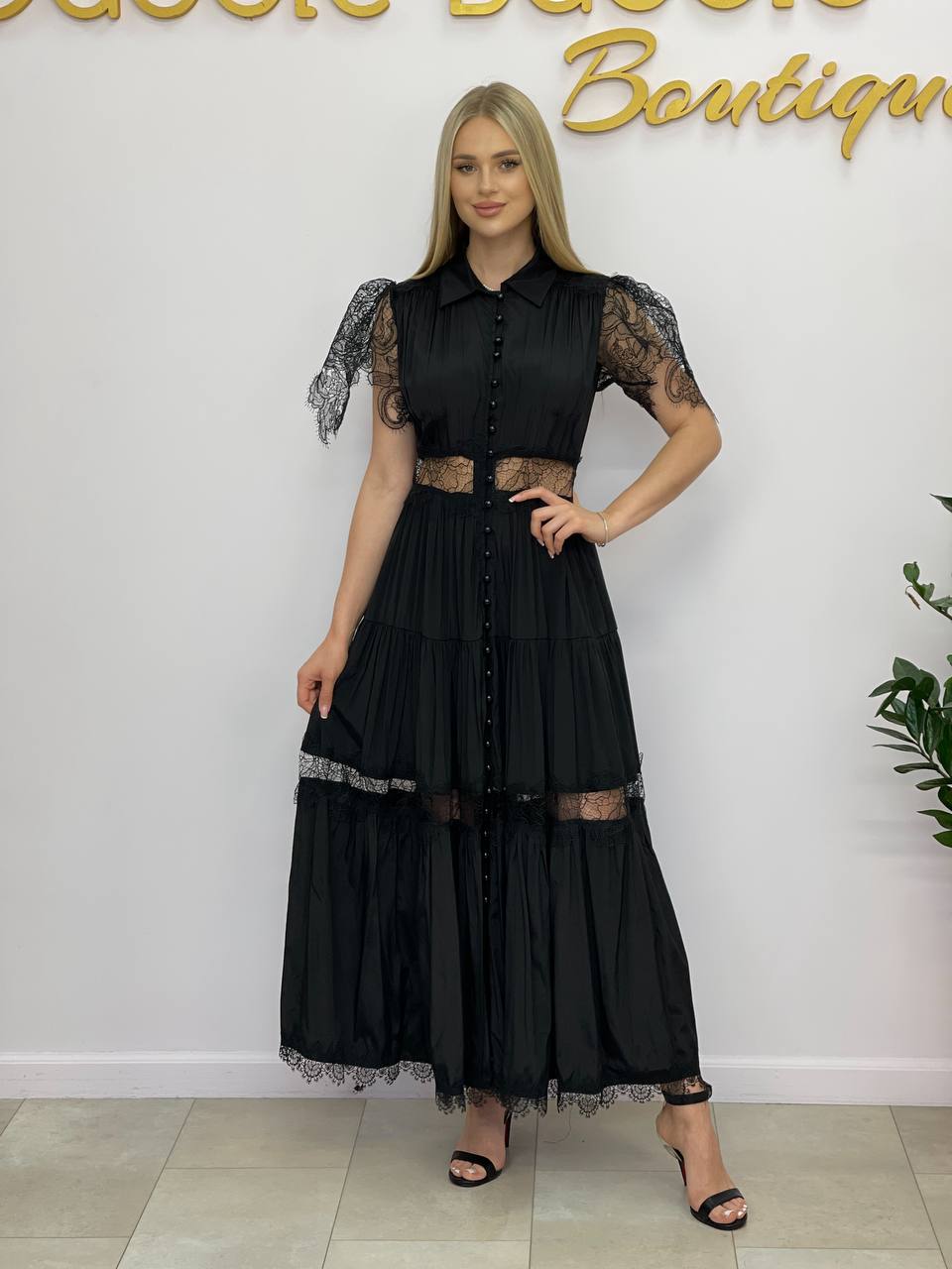Vestido con botones de perla y encaje.