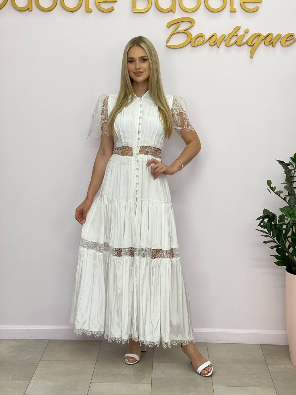 Vestido con botones de perla y encaje.