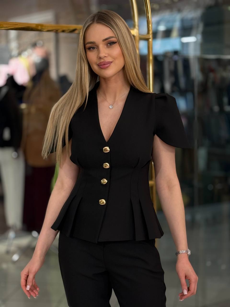 Conjunto elegante con botones dorados