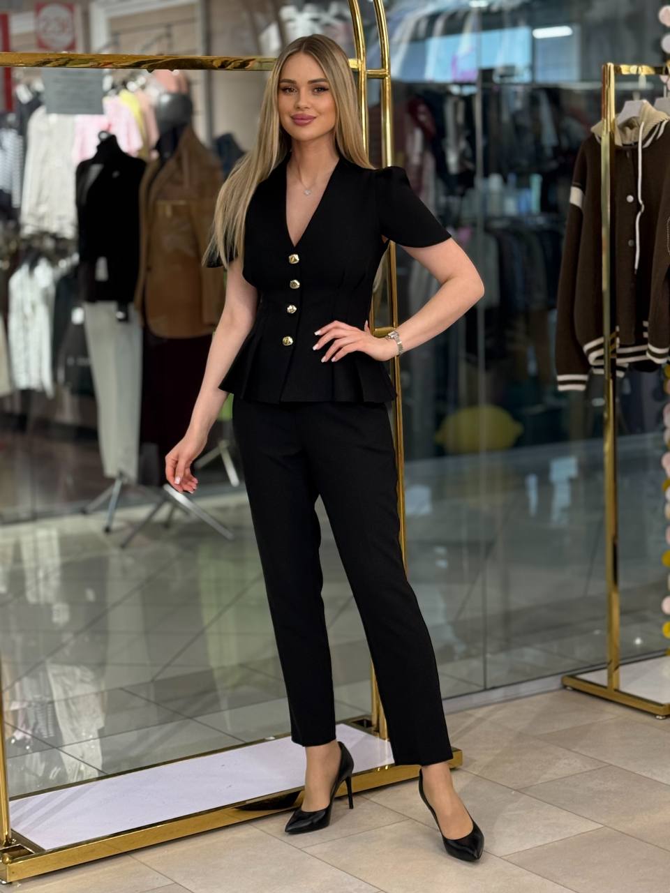 Conjunto elegante con botones dorados