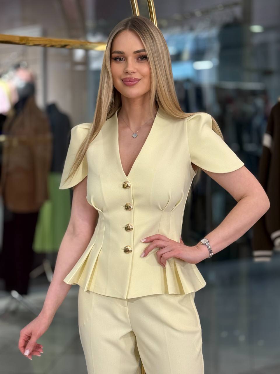 Conjunto elegante con botones dorados