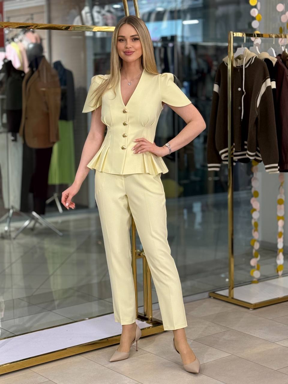 Conjunto elegante con botones dorados