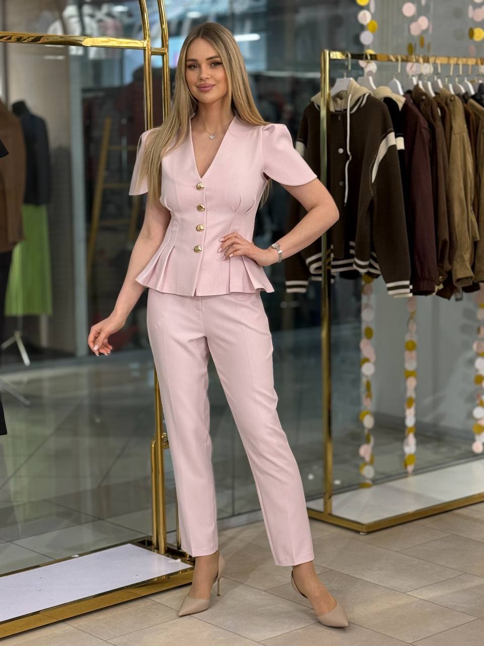 Conjunto elegante con botones dorados