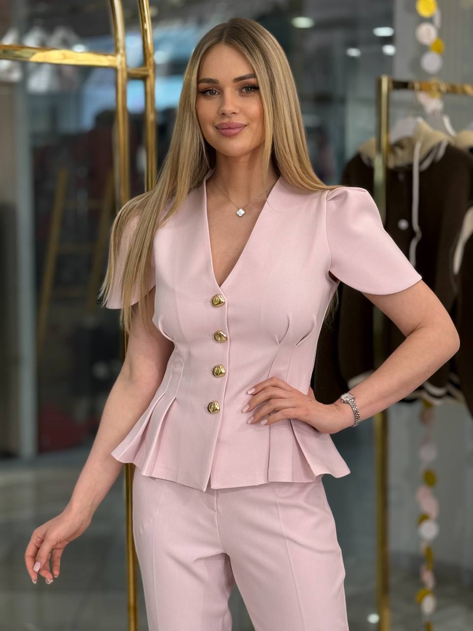 Conjunto elegante con botones dorados