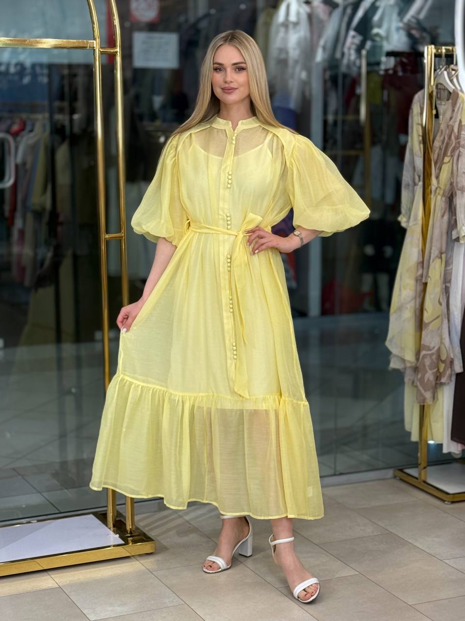 Vestido con mangas abullonadas.