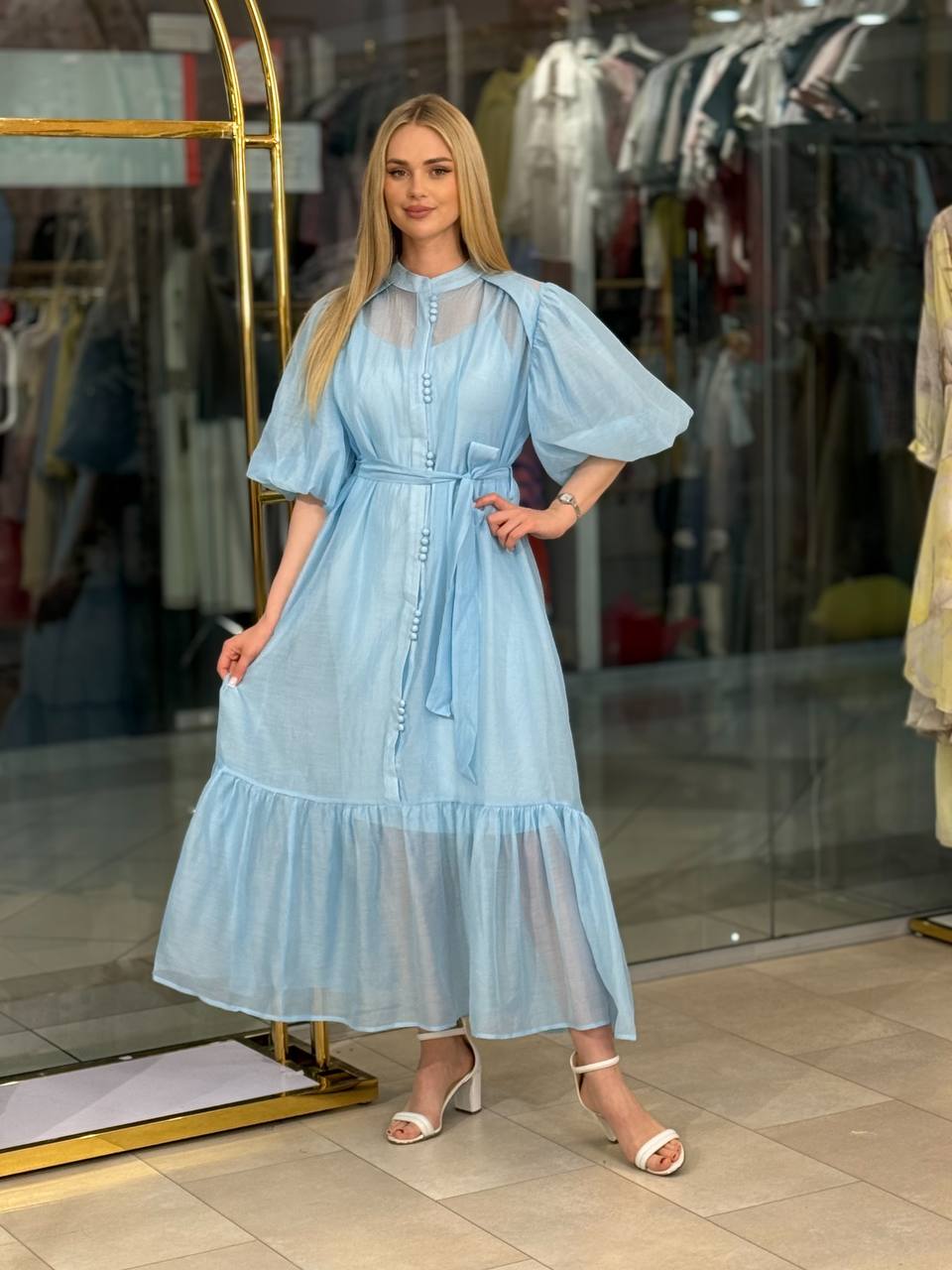 Vestido con mangas abullonadas.