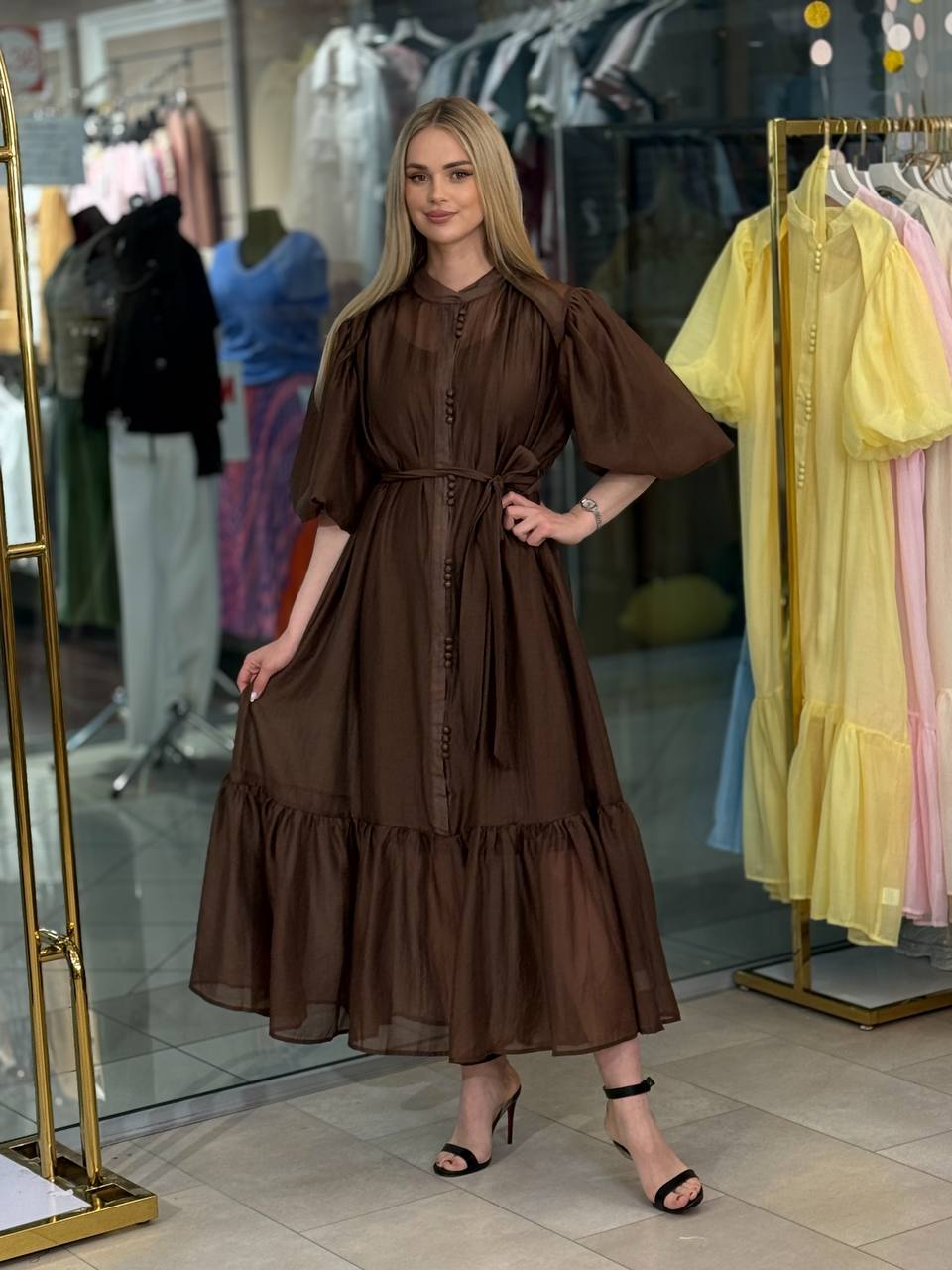 Vestido con mangas abullonadas.