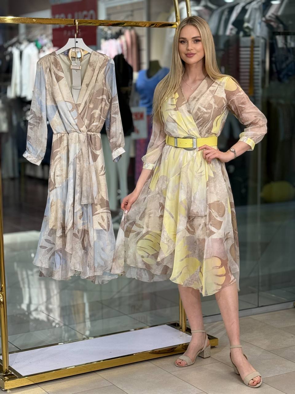 Vestido con volantes y cinturón.