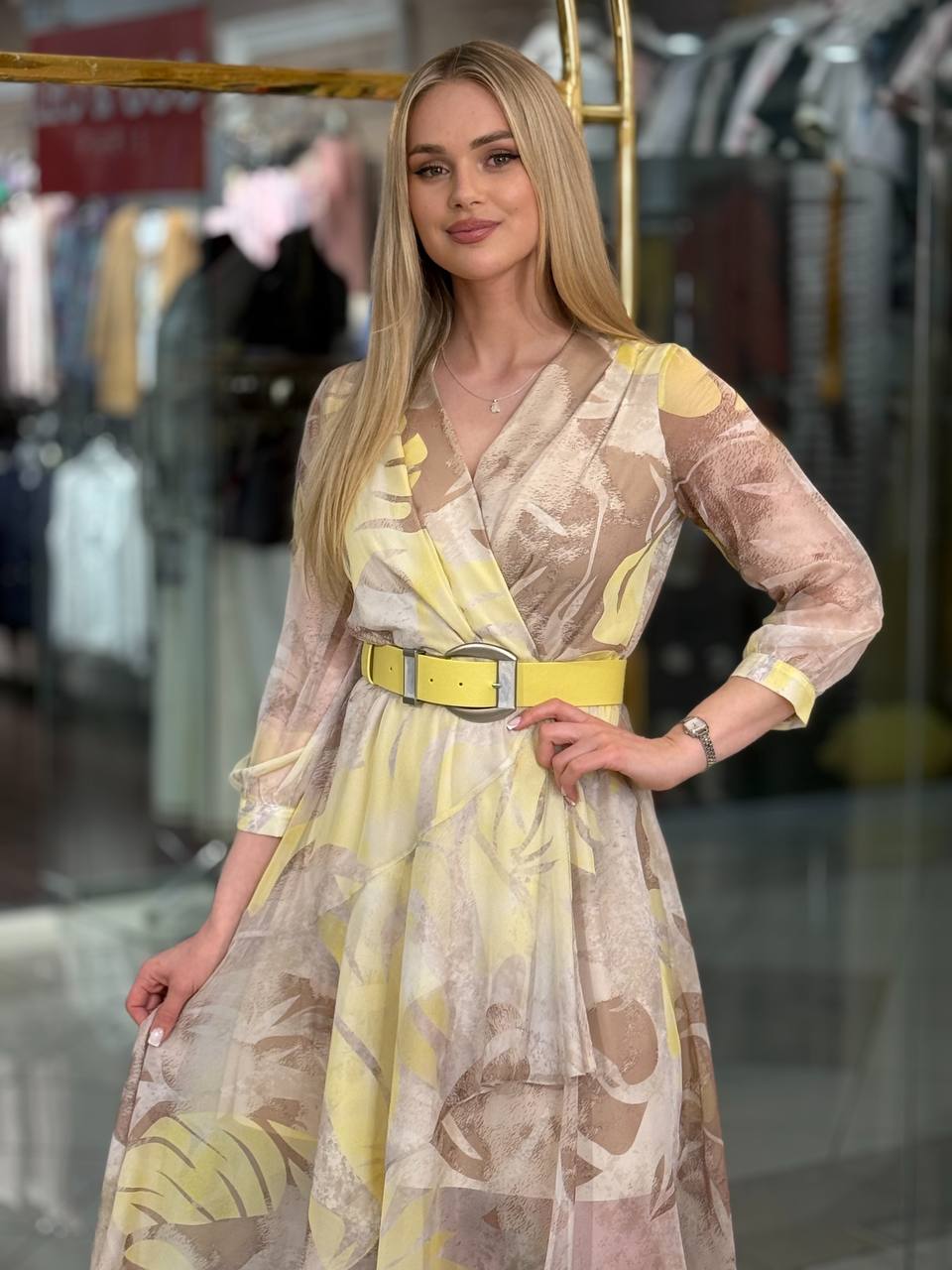 Vestido con volantes y cinturón.